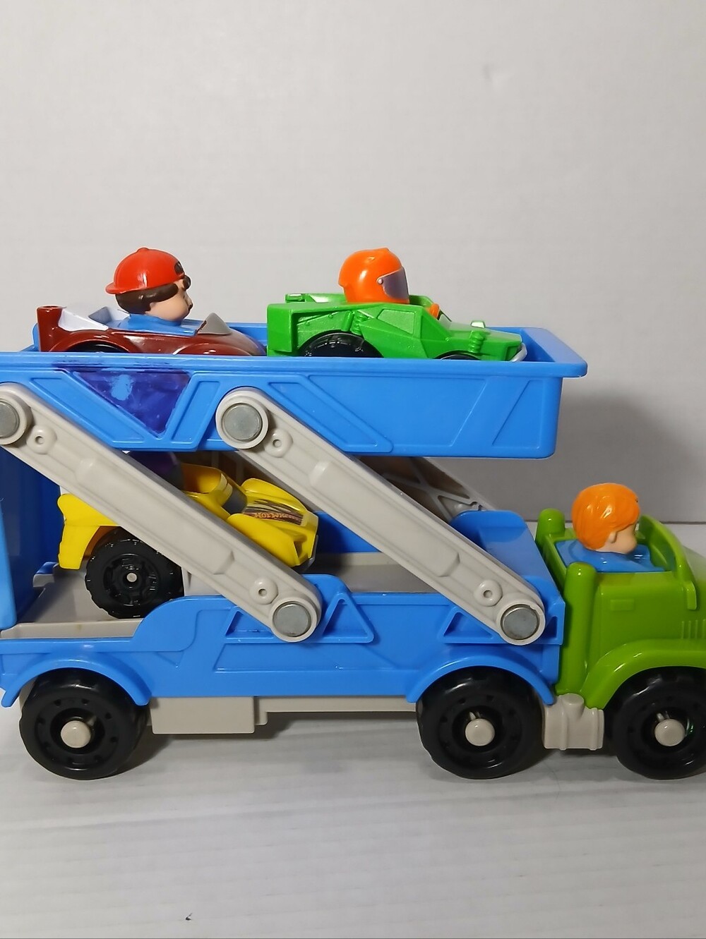 Fisher-Price Little People Wheelies Hauler & 3 Wheelies Y